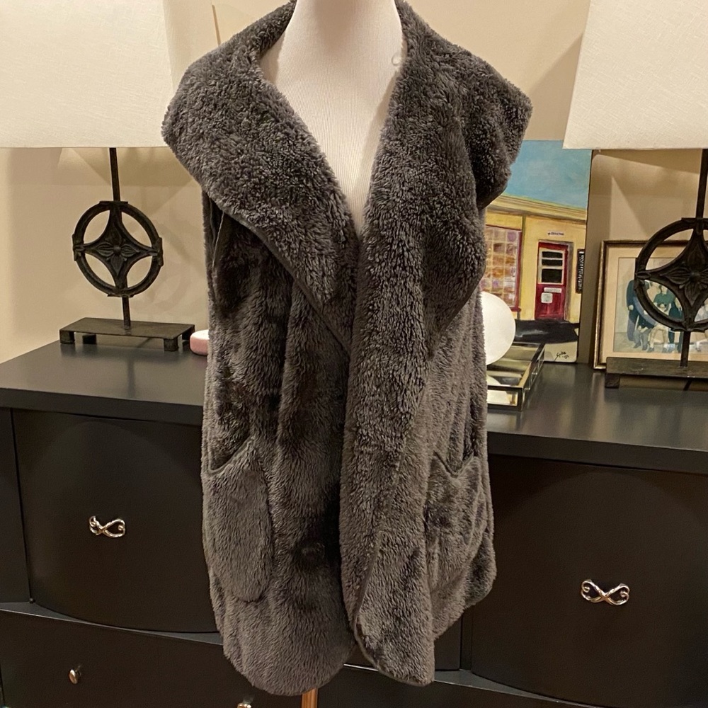 42Pops Gray Fuzzy Hooded 2 Pocket Vest. never worn